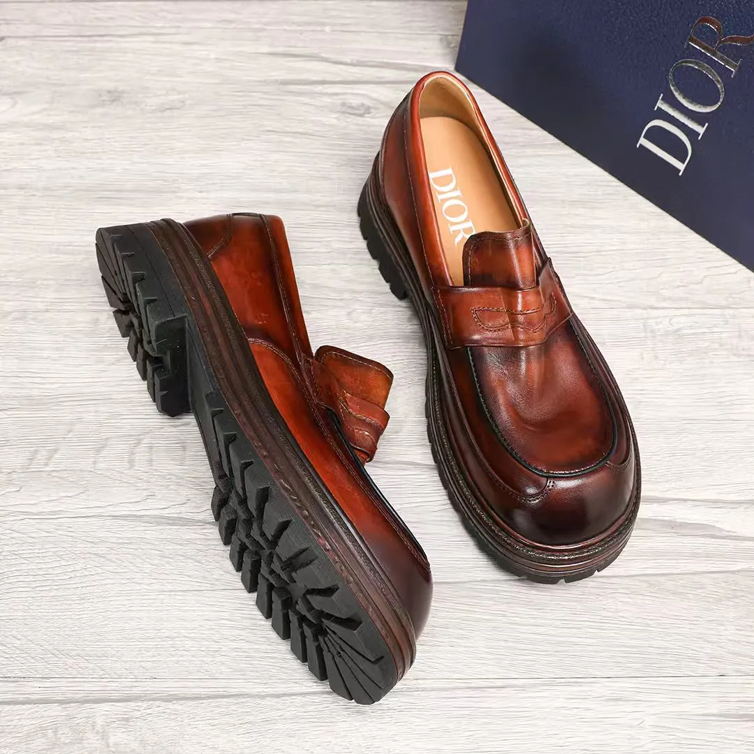 Factory price 540 🕷️🕷️[Dior] Dior's new men's shoes are launched in Hong Kong counters. Official website 1:1 production. Original Italian patented cowhide + water-dyed 🐂 leather lining. Designed by European and American masters. Goodyear craftsmanship, washed cowhide, perfect shape to create counter quality, solid color rubber wear-resistant outsole and classic dazzling toe! Super versatile and very comfortable. High-end without losing taste, fashionable and novel! ! Absolute focus! Colors optional, code number 38-44 (45 customized)